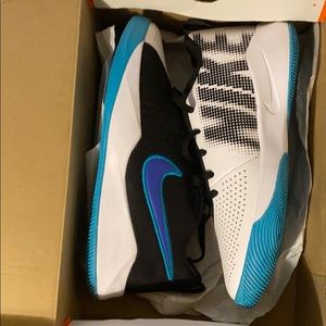 Boys Nike shoes Black/white/blue/aqua size 5